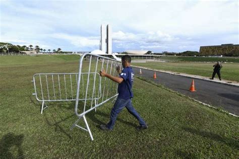 Congresso inicia retirada de grades de segurança um ano após ataques do