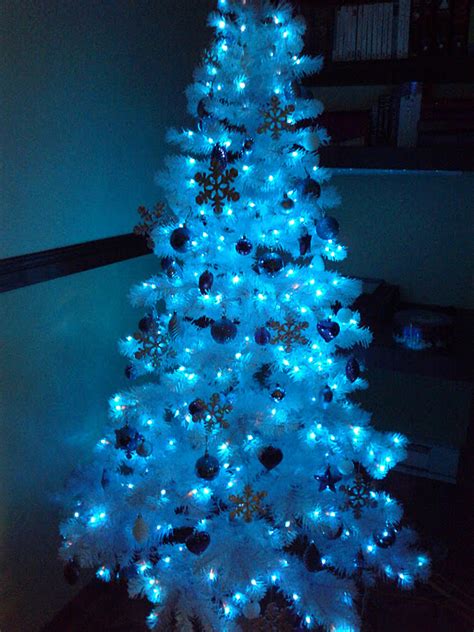 Luhivy's favorite things: Silver, white and blue christmas tree!