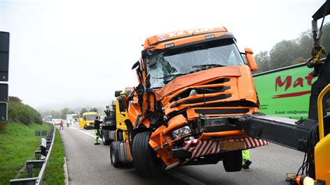 A6 Unfall Bei Sinsheim Lastwagen Rast In Stau Fahrerhaus Komplett