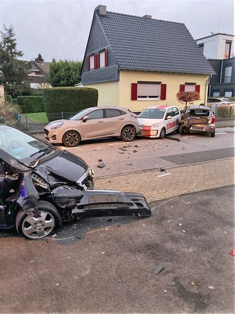 Totalschaden Unbekannter Demoliert In Langenfeld Drei Autos