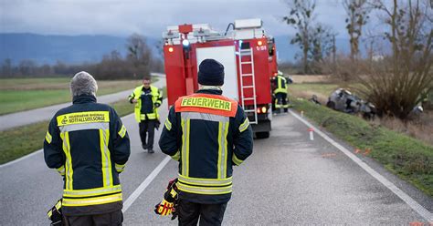 T Dlicher Unfall Bei Rheinau Auto Kommt Von Stra E Ab Und F Hrt Gegen Baum