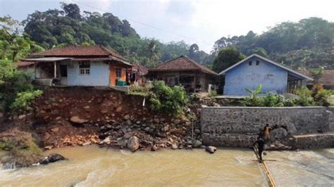 Jembatan Putus Di Lebak Warga Yang Tinggal Di Bantaran Sungai Cilaki