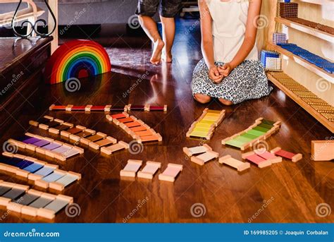 Enfants Qui Jouaient Avec Le Montessori En Bois Rainbow Waldorf Image