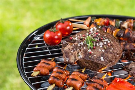 Barbecuegrill Met Diverse Soorten Vlees Stock Afbeelding - Image of grillen, weide: 54595155