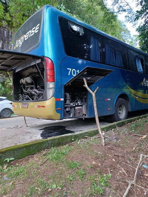 Ônibus fretado pega fogo na rodovia Rio Santos em Angra dos Reis