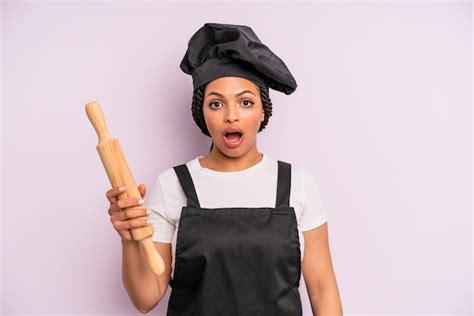 Femme Noire Afro à La Recherche De Très Choqué Ou Surpris Chef Avec Un