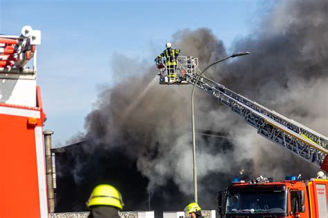 F Brennt Gewerbebetrieb Gro Brand In Der Raiffeisenstra E