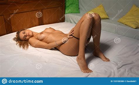 Modelo Nude Que Levanta Na Cama Foto De Stock Imagem De Fotografia