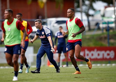 Pedro Caixinha comanda primeiro treino técnico no Bragantino