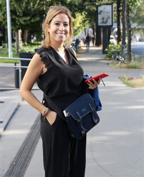 Photo Léa Salamé à la sortie des studios de Radio France à Paris