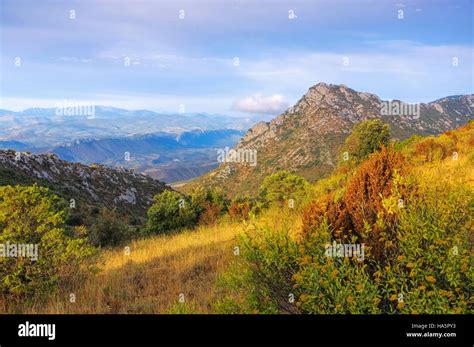 Corbieres Landschaft im Süden Frankreichs - Corbieres landscape in southern France Stock Photo ...