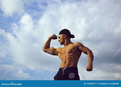 Hombre Muscular Atractivo En Fondo Del Cielo Imagen De Archivo Imagen