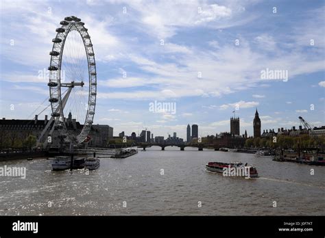 El London Eye Ferris tiene vistas sobre el Río Támesis en Londres con