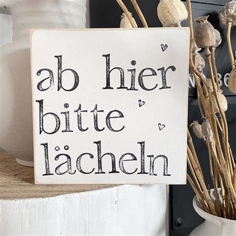 Schild ab hier bitte lächeln