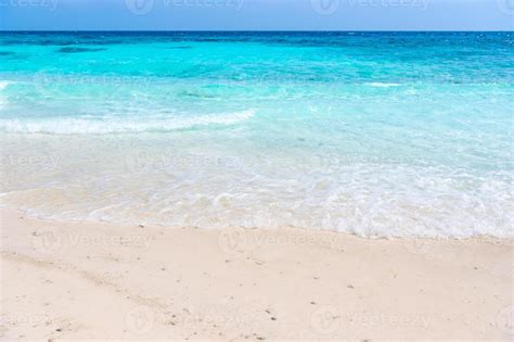 Ondas Claras Do Mar E Praia De Areia Branca No Ver O Foto De