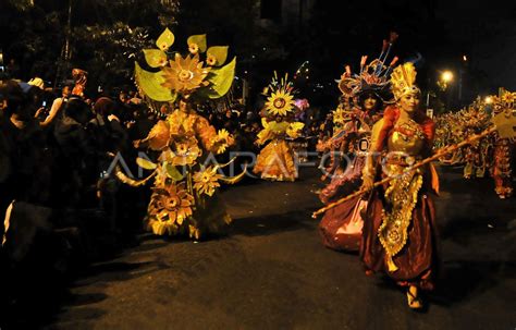 karnaval malam antara foto