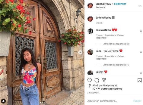 Jade Hallyday pose mannequin en bikini rose flashy échancré avec sa