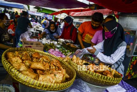 Pasar Takjil Di Pasar Rawamangun Jakarta Republika Online