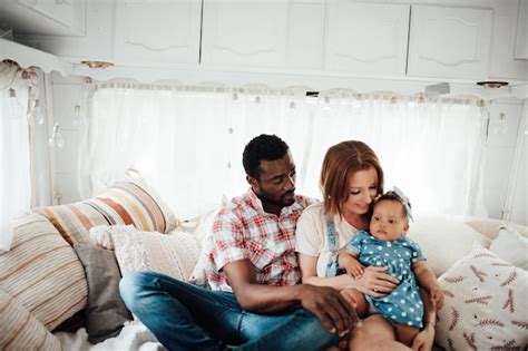 Retrato De Una Familia Interracial Feliz Y Sincera Con Una Hija Morena