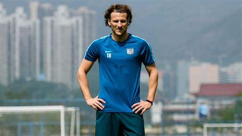 Former Uruguayan footballer Forlan, who also played in ISL retires