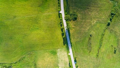 Luftaufnahme Einer Landstra E Zwischen Landwirtschaftlichen Feldern In