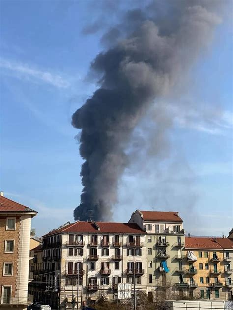 Incendio a Torino alta colonna di fumo nero sulla città brucia un