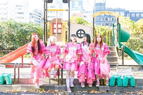 Piggsインタビュー｜一蓮托生の5人組アイドルがメジャーデビュー、社長プー・ルイはなぜこの4人を選んだのか？ 音楽ナタリー 特集・インタビュー