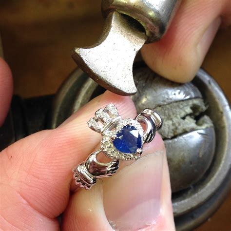 White Gold Claddagh Ring Set With Sapphire And Diamond Claddagh Ringe