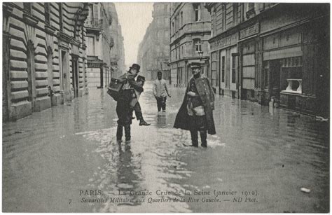 Żołnierze ratownicy na Rive Gauche lewym brzegu Sekwany AWERS REWERS