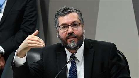 Ernesto Araújo acusa Bolsonaro de espalhar desinformação russa