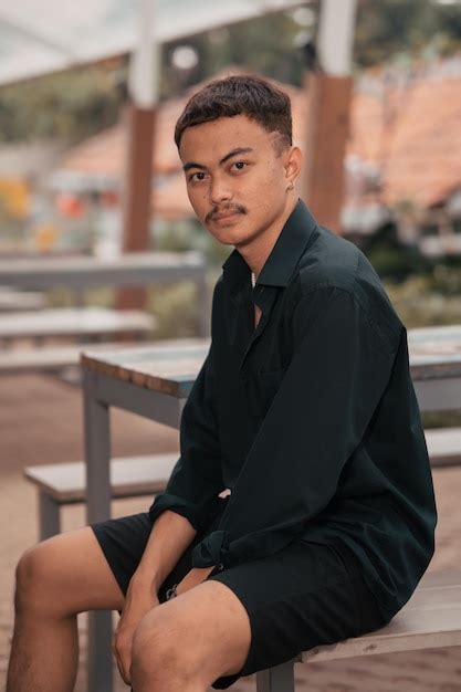 Um Homem Asi Tico Um Rosto Bonito E Bigode Vestindo Uma Camisa