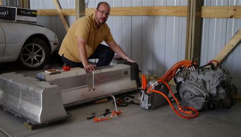 Whats Inside Chevrolet Volt Battery Pack And Drivetrain Video Teardown Shows All