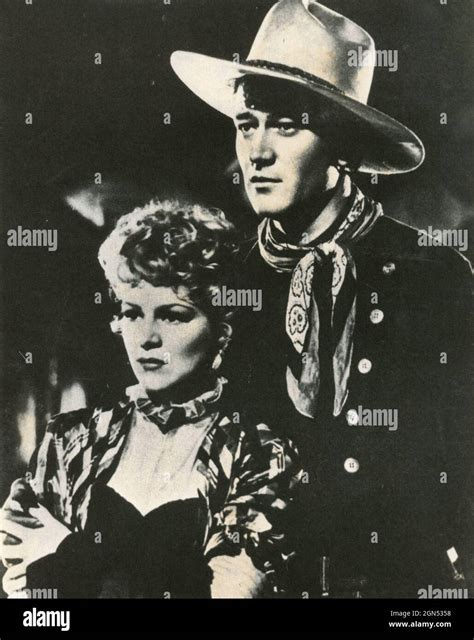 El actor estadounidense John Wayne y Claire Trevor en la película