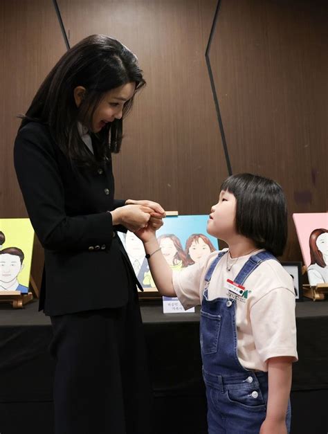 고 허승민 소방위 자녀와 대화하는 김건희 여사 네이트 뉴스