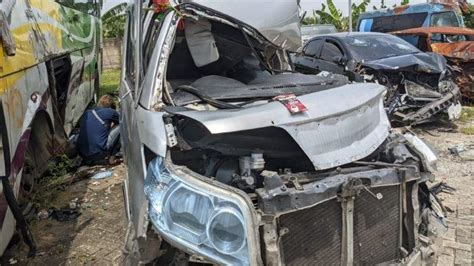 Foto Foto Kecelakan Maut Tol Cipali Mobil Hancur Korban