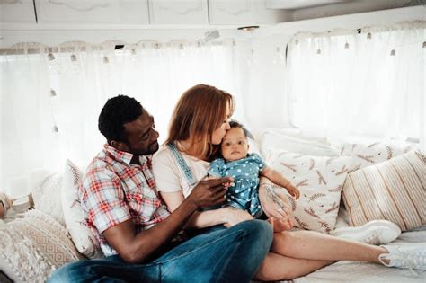 Retrato De Una Familia Interracial Feliz Y Sincera Con Una Hija Morena