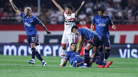 Muere Juan Izquierdo Tras Desplomarse En Pleno Partido De La Copa Libertadores