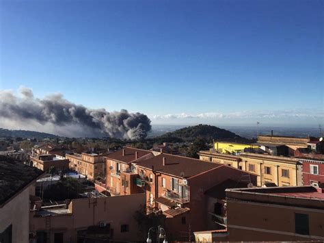 Genzano Di Roma Incendio In Un Vivaio Si Alza Una Grande Nuvola Nera