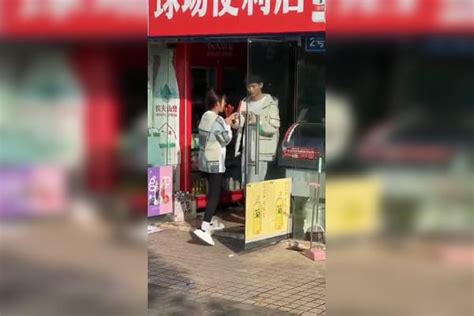 男生给女朋友买了十根香肠，女生不小心掉到地上一根，趁男友付钱拾起来给他吃，网友：这是真爱哈哈香肠男友女生