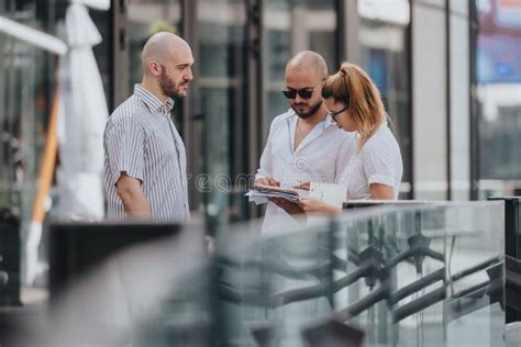 Grupo De Colegas De Negocios Discutiendo El Trabajo Al Aire Libre En Un