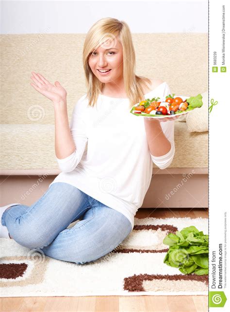 Mujer Y Alimento Sano Ensalada Griega Imagen De Archivo Imagen De