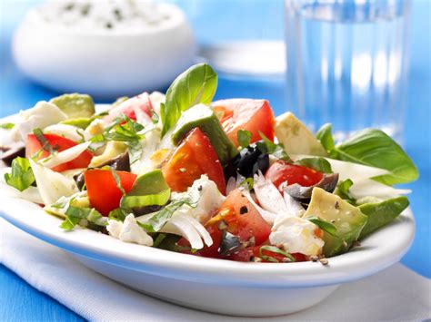 Griechischer Salat Mit Schafskäse Und Avocado Rezept Eat Smarter