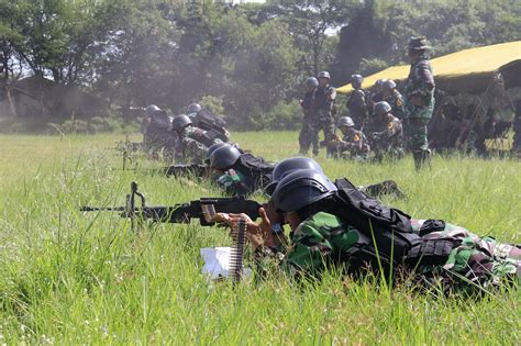 Prajurit Yonif Marinir Dan Taruna Aal Berlatih Menembak Senjata