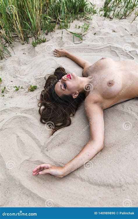 Ar Livre Bonito Da Menina Que Aprecia A Natureza Em Um Sandy Beach Foto