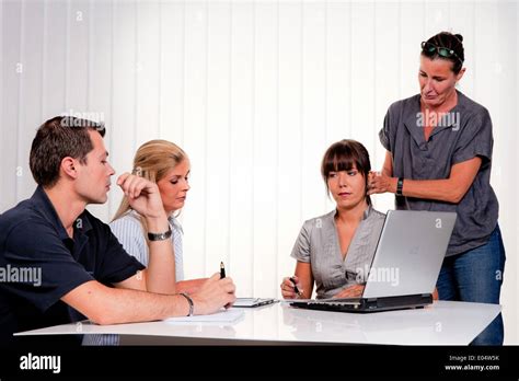 Erfolgreiche junge team mit einem Treffen im Büro Erfolgreiches Junges