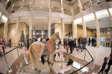 The Jewelled Horse A Palazzo Creberg Lesposizione Benefica Per Le