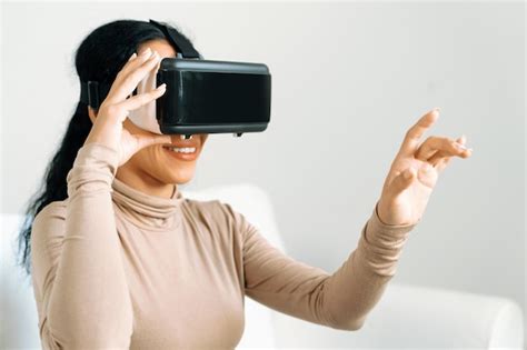 Giovane donna che utilizza un visore di realtà virtuale a casa per un