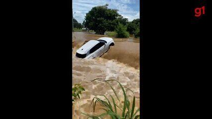 V Deo Motorista Resgatado Depois Que C Rrego Transborda E For A Da