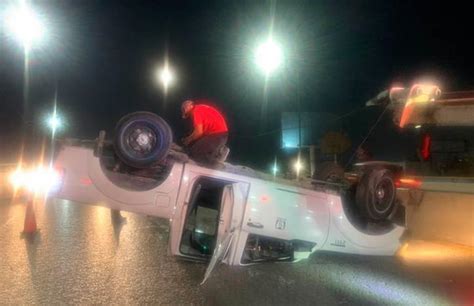 Conductora Resulta Herida Al Volcar En Puente Vehicular