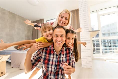 Familia Feliz Madre Padre Y Dos Ni Os Jugando Y Abraz Ndose En Casa